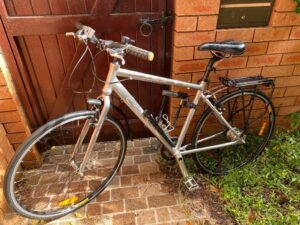 Sydney - looking to commute to work on a bicycle? The Snook is selling off his 2010 Cellbike SS101. Shimano Alfine internal gear hub (8 speed). Caliper brakes, bell, front mud fender, hand tire pump, water bottle holder, headlight, U-lock. Size: 20" https://t.co/JWkONKyFJC https://t.co/o37WogK5aK