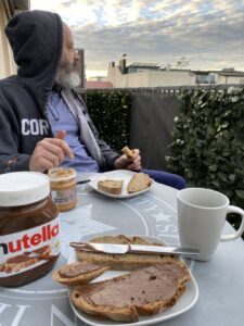 Guten Morgen! Wir essen ein gutes deutsches Frühstück auf dem Balkon. https://t.co/vdQo3oewTw