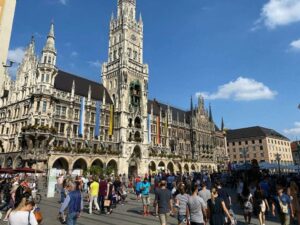 I had to take my Macbook to the Apple Store, and... 😍 Munich is so ridiculously pretty. But wow, so many people in the Marienplatz today. Makes me a bit nervous! https://t.co/sJIf62Adif https://t.co/8ahSY8bH3B