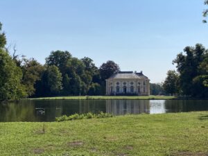 ...but there is also a lot of rambly wilderness “in the English style,” and we saw lots of ducks, geese, carp, and even a deer! https://t.co/9UBKtN5m8G