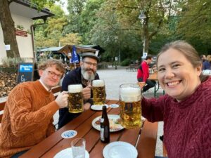 Australians at the biergarten. 🍻🇦🇺🇩🇪 https://t.co/aWRyWmFXzx https://t.co/bGrAkfhrsv