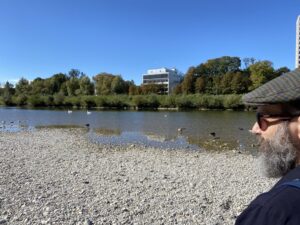 Die Sonne scheint, so we went for a bike ride along the Isar! 🚴🚴‍♀️☀️🍺 https://t.co/fuqQC8VQmV