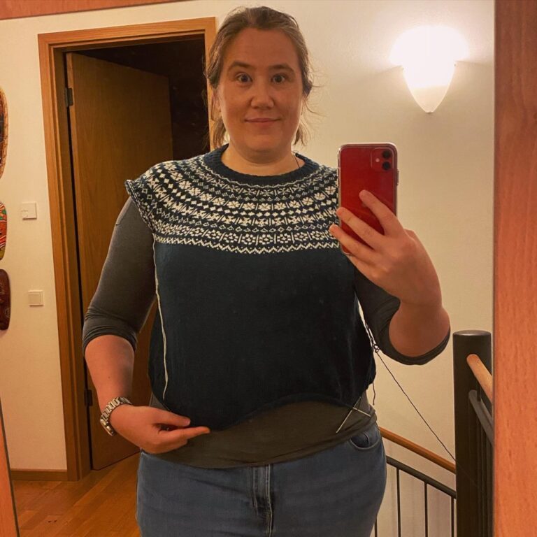 Fit check! Good grief, still knitting. Didn’t hit my goal of finishing during #reinvent, but hey, there are more sessions in January. 😜🧶