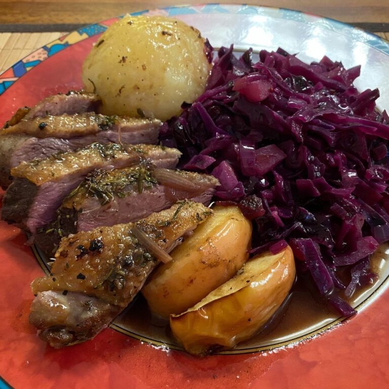 Gans brust, bratapfel, rotkohl, and knödel. Ein echtes deutsches Weihnachtsfest! ❤️🎄