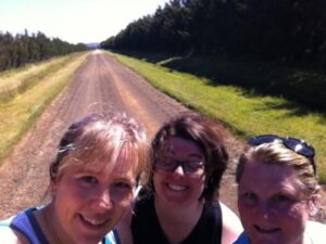 Lost on a dirt road with @mrs_sockvictim and @knitabulous. Waiting for the cavalry to rescue us! http://t.co/xUahwG3E