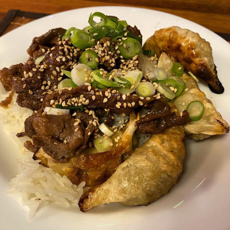 I stocked up big at the Korean supermarket yesterday! Bulgogi and mandu. ❤️🥟🍚