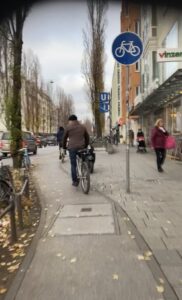 Blog post! Cycling in Munich. All about the infrastructure that makes cycling here feel a billion times safer than it did in Sydney, complete with photos from a ride I took earlier today... 🚴‍♂️🚴‍♀️ https://t.co/vtydSoe8Yq https://t.co/X8JjEXxTko