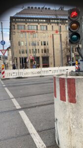 Blog post! Cycling in Munich. All about the infrastructure that makes cycling here feel a billion times safer than it did in Sydney, complete with photos from a ride I took earlier today... 🚴‍♂️🚴‍♀️ https://t.co/vtydSoe8Yq https://t.co/X8JjEXxTko