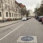 Blog post! Cycling in Munich. All about the infrastructure that makes cycling here feel a billion times safer than it did in Sydney, complete with photos from a ride I took earlier today... 🚴‍♂️🚴‍♀️ https://t.co/vtydSoe8Yq https://t.co/X8JjEXxTko