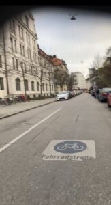 Blog post! Cycling in Munich. All about the infrastructure that makes cycling here feel a billion times safer than it did in Sydney, complete with photos from a ride I took earlier today... 🚴‍♂️🚴‍♀️ https://t.co/vtydSoe8Yq https://t.co/X8JjEXxTko