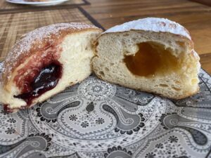 HOWEVER - the traditional food for Weiberfastnacht is “krapfen” (aka berliners or jelly doughnuts), and that we can do. I went out on a Krapfen Mission today, and they do not disappoint. 🍩❤️ https://t.co/pHnIAOV0Up