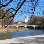 Springtime bike ride through the Altstadt and along the Isar. Blue skies and fresh air always raise the spirits. Loving the little patches of crocuses appearing everywhere... 🚴‍♀️☀️🌸 https://t.co/sb1HGxtCJJ