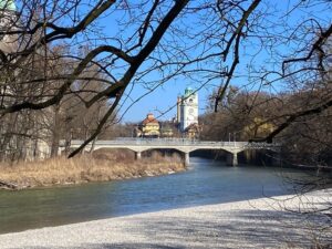 Springtime bike ride through the Altstadt and along the Isar. Blue skies and fresh air always raise the spirits. Loving the little patches of crocuses appearing everywhere... 🚴‍♀️☀️🌸 https://t.co/sb1HGxtCJJ