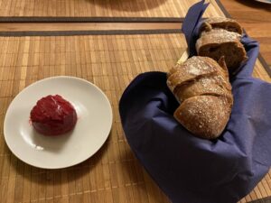 Monday is my birthday, so the Snook is assembling a four-course Michelin star dinner from Munich’s Mural Restaurant. ❤️ First course: spinach ravioli with cauliflower puree and tarragon oil, paired with 2019 Scheuermann Grauburgunder. Also sourdough bread with beetroot butter. https://t.co/jdRO9W5Bco