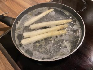 Germans LOVE white asparagus. We’re still a bit early for the proper season, but I couldn’t resist when I saw some in the supermarket. My very own “salt bae” cooked it for us. ❤️ https://t.co/FYAP34dLi0