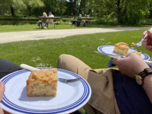 Picnic next to a castle, with homemade Rhabarberkuchen (rhubarb cake), made by the Snook! ❤️ @ Schloss Blutenberg https://t.co/ZSFls2BOXR