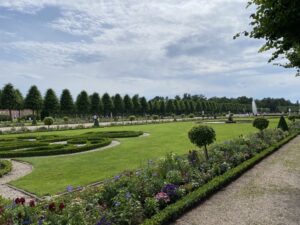 Fun at Schloß Schwetzingen. When I came here in 1994, I thought it was the most beautiful garden I’d ever seen. It’s still right up there… ❤️🌳🌹🌺🌼 https://t.co/MkXx2umEes