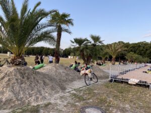 In case it’s not obvious, the city has dumped a load of sand in the Theriesenwiese and set up a volleyball court next to some very confused palm trees. 😂 https://t.co/ofrlwI0yyw