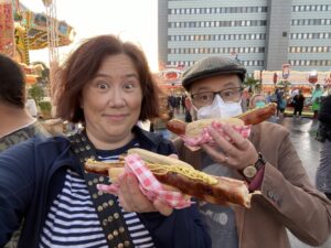 Hello Hamburg! We had dinner at the Dom fun fair. 😂 (Me: “Wait, you’ve given me two sausages but I only ordered one.” Server: “Ma’am, you ordered the half-meter bratwurst. I had to cut it in half to get it on the bun.” 😳🌭) https://t.co/oe3k7P1f39