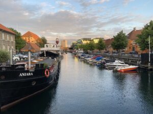 Copenhagen is stunning. Definitely will be back in the future for a proper visit with Princess Mary and the Little Mermaid and the architecture museum… ❤️🇩🇰👸🏻🧜🏻‍♀️🏰 https://t.co/e5lQZOuKuN