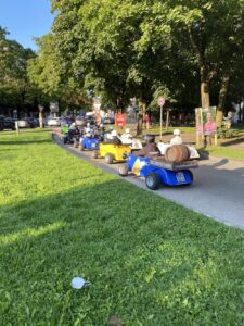 Anybody in Munich know what the deal is with the little cars?? We saw them on the weekend and then again tonight! 🚗🚗🚗🚗 https://t.co/c4XUgW3Tll