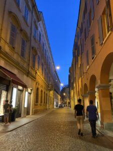 La dolce vita! We are exploring lovely Modena at night… 🇮🇹 https://t.co/P6Mj2NtHLM