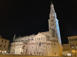 La dolce vita! We are exploring lovely Modena at night… 🇮🇹 https://t.co/P6Mj2NtHLM