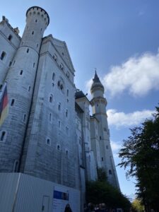 Today we hiked around the Alpsee and then up to Neuschwanstein for a tour inside. Perfect Bavarian day… ❤️🏔🏰🍂 https://t.co/f0iAdsQUjo