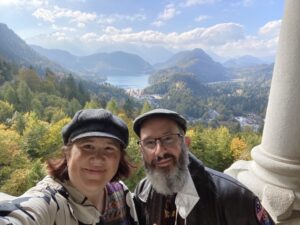 Today we hiked around the Alpsee and then up to Neuschwanstein for a tour inside. Perfect Bavarian day… ❤️🏔🏰🍂 https://t.co/f0iAdsQUjo