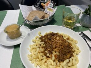 Lunch aboard the SBB @_DiningCar for EC193 from Zürich to Munich. Rindsgehacktes und Hörnli - a sort of Swiss Mac & cheese with minced beef, roast onions, and applesauce. I was delighted I could pay with my Swiss francs; everywhere else is contactless! https://t.co/LYszhICnkh