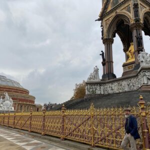 A walk through Kensington Gardens. Near as we can tell, that spot by the Serpentine was our first date, 21.5 years ago. (A picnic, no less!) ❤️ https://t.co/R41OMImzP2