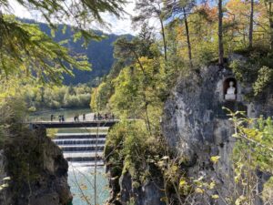 Blog post! Still documenting last year’s travels. Here’s our Autumn weekend visit to Füssen and King Ludwig’s famous castle of Neuschwanstein… 🏰 https://t.co/nIVocfgqCY https://t.co/Qg72EEQAjg