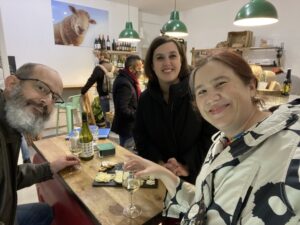 Booked a food tour tonight in Madrid and we were the only ones on it! So Margit was our own private guide to tapas in Malasaña. 🧀🍷🍺❤️ https://t.co/QOeGXKvWYV