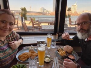 A cold and windy visit to Schönbrunn Palace, and then Wiener schnitzel for lunch with a view of the Danube. 🏰🍺 https://t.co/27LZaT89IK