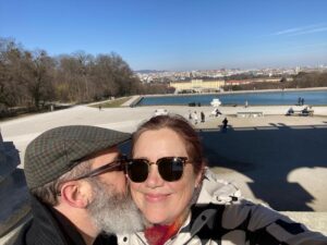 A cold and windy visit to Schönbrunn Palace, and then Wiener schnitzel for lunch with a view of the Danube. 🏰🍺 https://t.co/27LZaT89IK