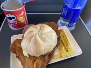 We’ve had about an hour delay so far on the RJX60 back to München, but that just gives more time for a hot schnitzel roll from the @_DiningCar! 🚞 https://t.co/FRrXTKmkRu