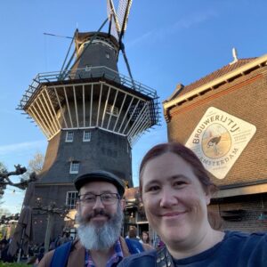 The theme of the weekend has been “tulips and beer.” Tonight we had a bit of a pub crawl that involved drinking under a windmill… 🍻 https://t.co/NH1bdLlG6y