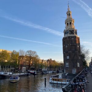 The theme of the weekend has been “tulips and beer.” Tonight we had a bit of a pub crawl that involved drinking under a windmill… 🍻 https://t.co/NH1bdLlG6y