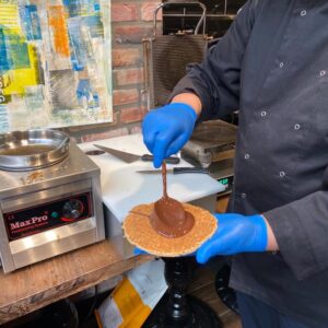 Ruining my last dinner in Amsterdam with hot, freshly made stroopwaffel. 😍🧇 https://t.co/ypyCayigB2