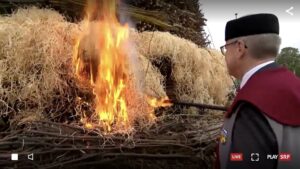 Last year I found out about the Böögg, this tradition in Zürich where they light a giant snowman on fire and see how long it takes his head (packed with fireworks to explode). And guess what? It's happening right now and you can watch online!! https://t.co/F53t3JxsEm https://t.co/1CahD8V6pP