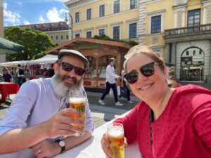 Yesterday was a public holiday in Bavaria so today is a “Brückentag” (Bridge Day) for a 4-day weekend. We are checking out the Hamburger Fischmarkt, a travelling market/festival from Hamburg that’s brought beer & seafood to the middle of Munich. (2022 Biergarten count: 5) 🍻🏴‍☠️🎣 https://t.co/M6MdlRDe7E