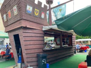 Yesterday was a public holiday in Bavaria so today is a “Brückentag” (Bridge Day) for a 4-day weekend. We are checking out the Hamburger Fischmarkt, a travelling market/festival from Hamburg that’s brought beer & seafood to the middle of Munich. (2022 Biergarten count: 5) 🍻🏴‍☠️🎣 https://t.co/M6MdlRDe7E