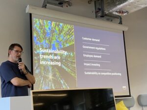 Next speaker is @awscloud Solution Architect Christoph Schmitter talking about architecting for sustainability. @AWSCommunityDE https://t.co/vLof7usBcR