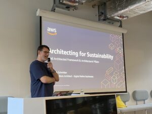 Next speaker is @awscloud Solution Architect Christoph Schmitter talking about architecting for sustainability. @AWSCommunityDE https://t.co/vLof7usBcR