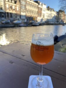 Blog post: Easter in Amsterdam! We skipped the museums and pot in favour of beers, bikes, tulips, and canals. 🍻🚴‍♀️🌷🚣‍♂️ https://t.co/whqr9GMxyN https://t.co/VI89c7EIEU