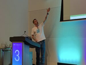 It’s been a loooong time since I’ve seen @slace presenting in person! Lots of folks interested in learning his tips for VSCode. #NDCMelbourne https://t.co/mUx6qsf0CQ