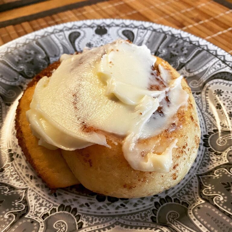 While I was sewing, the Snook surprised me with homemade “Zimt-Schnecken” (cinnamon rolls)! 🐌