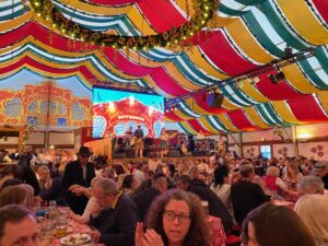 Blog post: Frühlingsfest! In which we discovered the mythical Beer Carousel, finally got our lederhosen-and-dirndl on, learned a new drinking song, and partied at Bavarian-American Friendship Day. 🍻❤️ https://t.co/N4OMKDYaSQ