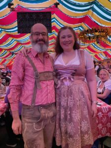 Blog post: Frühlingsfest! In which we discovered the mythical Beer Carousel, finally got our lederhosen-and-dirndl on, learned a new drinking song, and partied at Bavarian-American Friendship Day. 🍻❤️ https://t.co/N4OMKDYaSQ