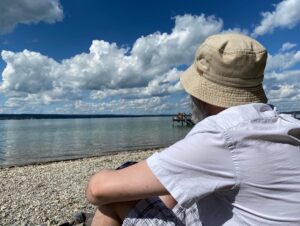 A beautiful day at the Ammersee. Bavaria might just be the prettiest place in the world. ☀️⛵️🌲🏔 https://t.co/uVUGB4J6GP